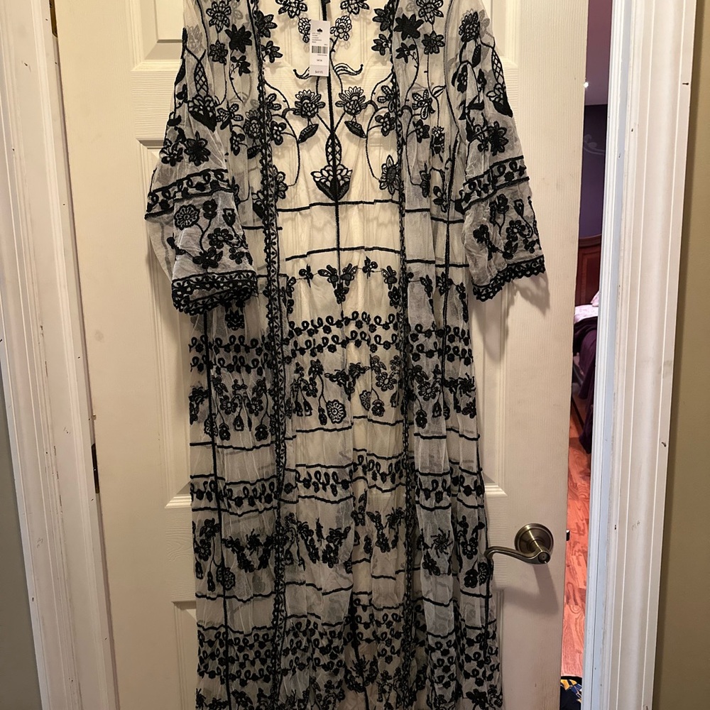 Sheer cover, 3/4 sleeves